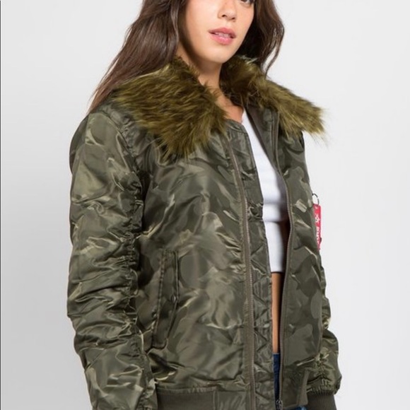 Jackets & Blazers - 3 hr price drop! CAMO BOMBER JACKET WITH FUR.